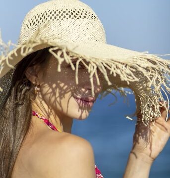 人_麦わら帽子をかぶった女性　真夏の日差し
